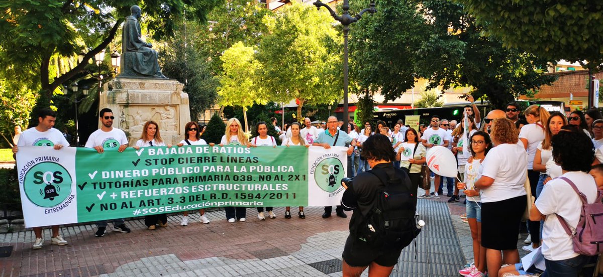 Comenzamos... Concentración en Cáceres, por una Educación de Calidad 💪
<a href="/GFVara/">Guillermo Fdez Vara</a> <a href="/EstherGMoran/">Esther Gutiérrez</a> <a href="/famayaf/">FranAmaya</a>