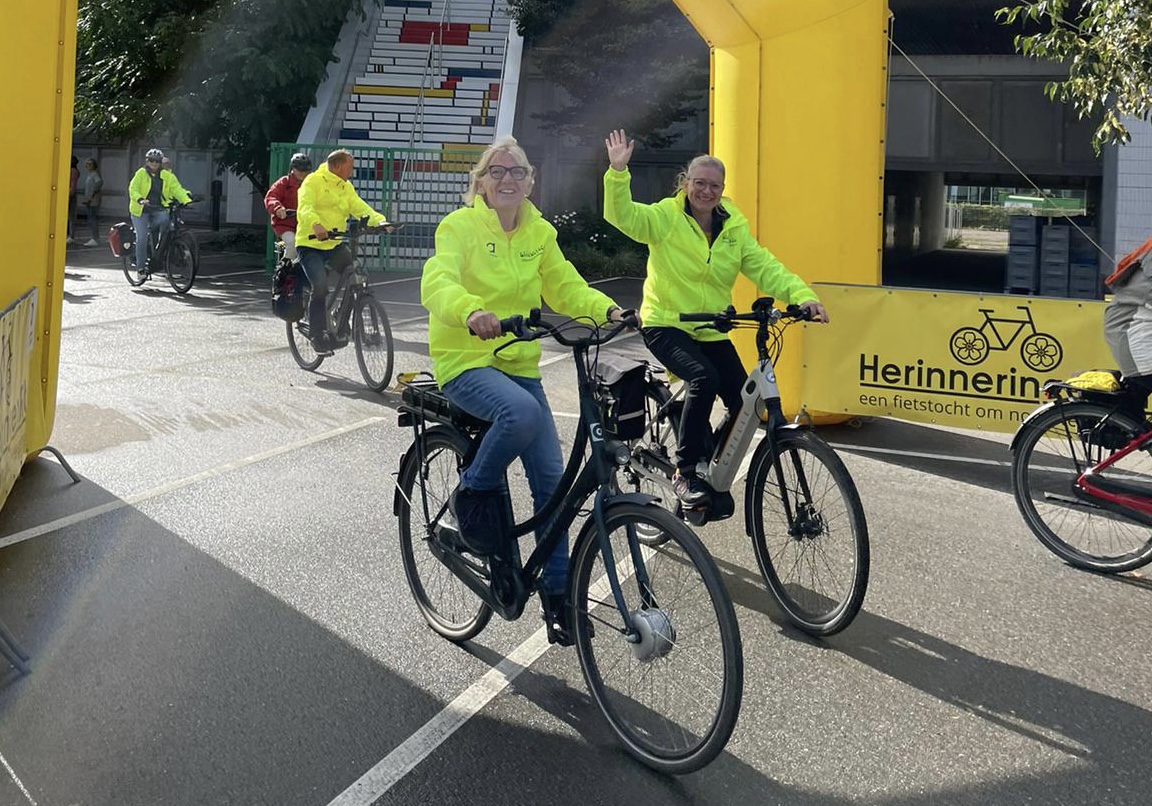 3-2-1... En ze zijn van start! Meer dan 500 deelnemers stappen vandaag op de fiets tijdens de #HerinneringenRit om geld op te halen voor #dementieonderzoek. 💛 Mensen fietsen 40, 80, 120 of 160 kilometer voor een toekomst zonder #dementie. Applaus voor deze toppers! 👏🏻