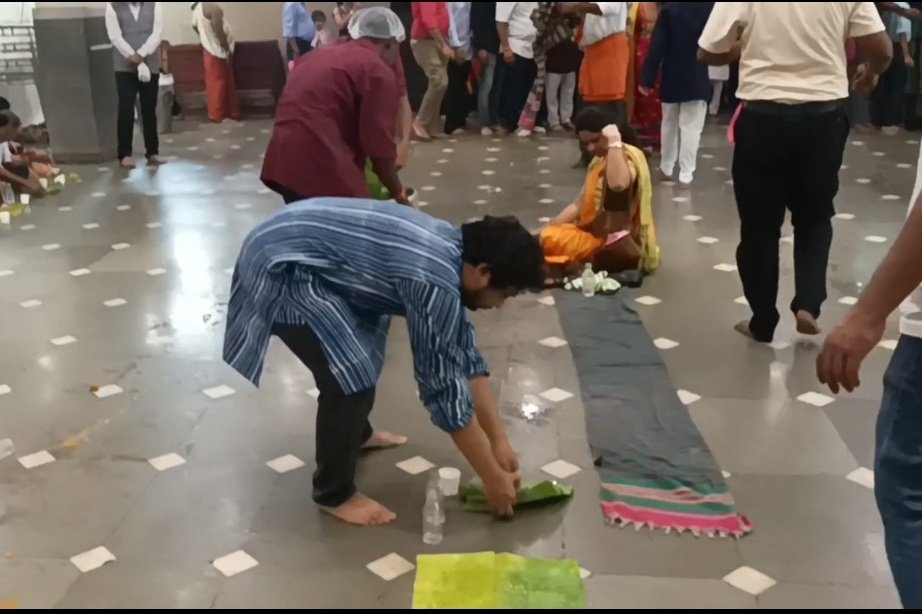adityampaul's tweet photo. Had the blessed opportunity to attend &amp; do Seva at Vishwakarma Puja organised by Karnataka Vishwakarma Association with Prabhari @AnkushNarang_ &amp; Working President @TiwariDwijendra

Would like to specially thank Mumbai Jt Secretary @AAPkeAcharya for giving me this opportunity https://t.co/Ul6Ip8xN39