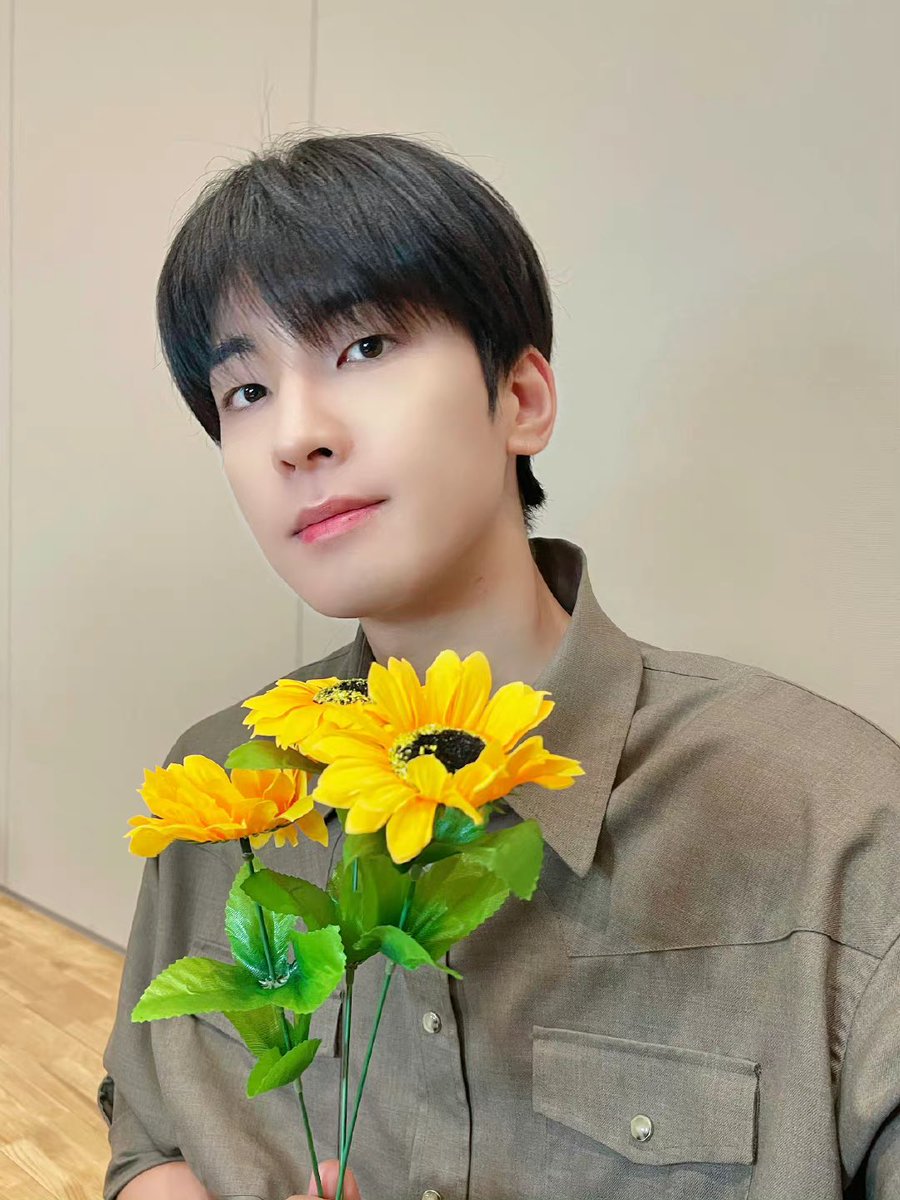 wonwooful0717's tweet photo. 220917 세븐틴 웨이보 업데이트 #원우

秋天的第二束🌻
가을의 두번째 다발🌻 https://t.co/p7v7pTygJj