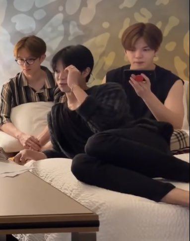 7bellsbears's tweet photo. whats shelbow and ariel doing in verivery’s live https://t.co/pkftHtP2O1