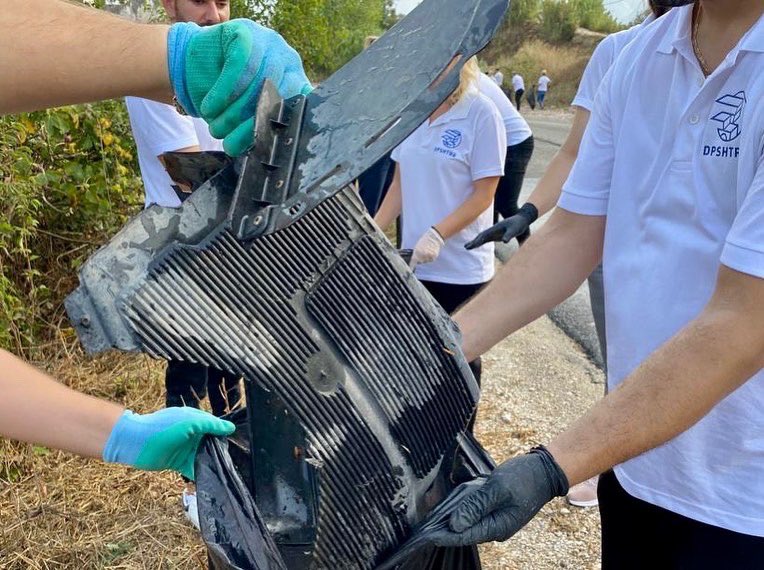 BGonxhja's tweet photo. 😇Në ditën Botërore të Pastrimit, me kolegë nga DRSHTRR Sarandë, mblodhëm mbetje plastike e jo të vetëdegradueshme në zonën pranë rajonales sonë jugore! Mjedisi i pastërt = detyrim qytetar! Çdo rajonale e DPSHTRR anembanë vendit, atje ku moti lejoi, doli sot në aksion pastrimi!💚 https://t.co/PegJY6cV5c
