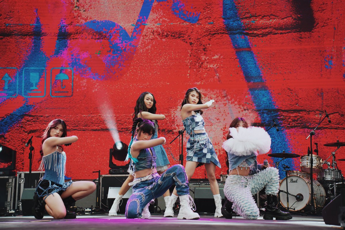 enjoyGLOBE's tweet photo. Coming in hot back here at #GMusicFest with @KAIAOfficialPH's moves and grooves! 💃 Catch their #ExtraGDayEveryday performance at: https://t.co/xf14ROJove https://t.co/FNXF90UfOr