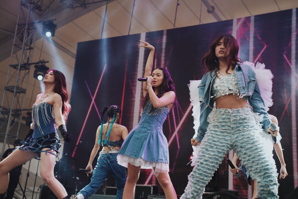 enjoyGLOBE's tweet photo. Coming in hot back here at #GMusicFest with @KAIAOfficialPH's moves and grooves! 💃 Catch their #ExtraGDayEveryday performance at: https://t.co/xf14ROJove https://t.co/FNXF90UfOr