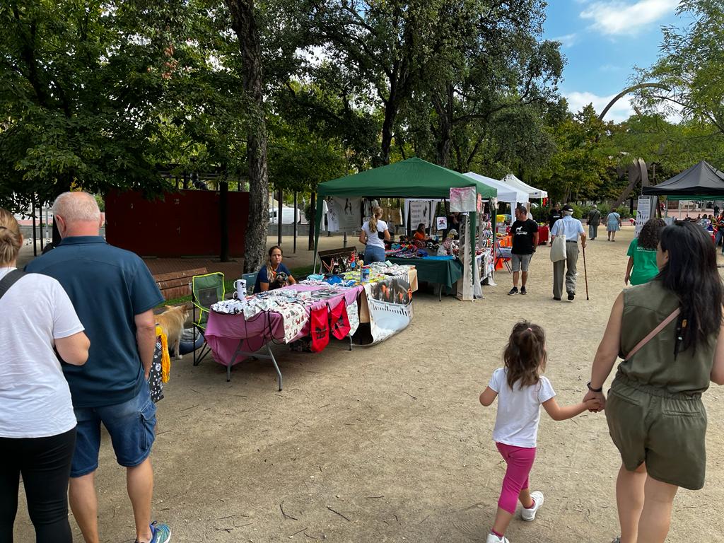 scgramenet's tweet photo. El regidor de Medi Ambient @alvarorodilla dona la benvinguda a les persones assistents a la Fira de @veuanimal al Parc d'Europa
Fins a les 20 h es podrà gaudir d'un munt d'activitats per a tots els públics https://t.co/6mVjoK6sgH