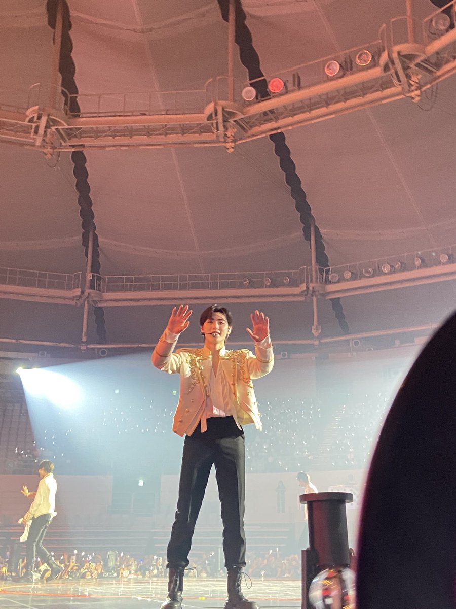 pshsuit's tweet image. sunghoon waved to an engene 😭 i’ve never been this jealous