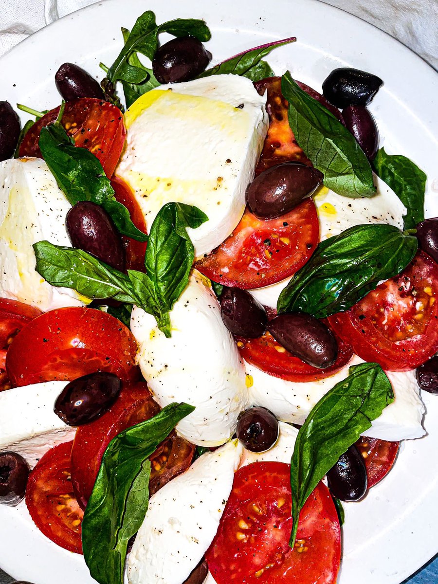 Frizzantecafe's tweet photo. Tomato, mozzarella, basil and olives ... the Italian essentials 🍅✨

#frizzante #frizzantecafe #london #italianfood #italianwines #italianrestaurant #hackneyrestaurant #eastlondon #eastlondonlife #italiancousine #italiancoulture #londonrestaurants #winelovers  #farmlife https://t.co/stKZzJ35hT