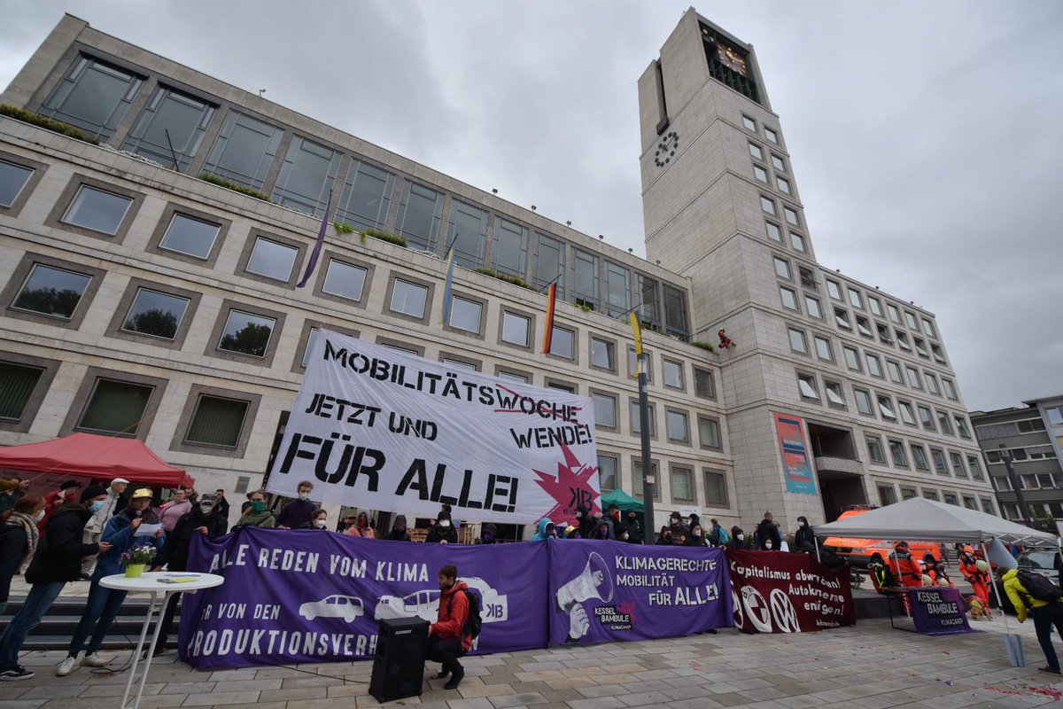 Gestern hat das #Klimacamp von @kesselbambule in Stuttgart begonnen. Heute gab es die erste Aktion vor dem Rathaus. Statt der #Mobiliätswoche in #Stuttgart forden die Aktivist*innen eine richtige #Mobilitätswende.