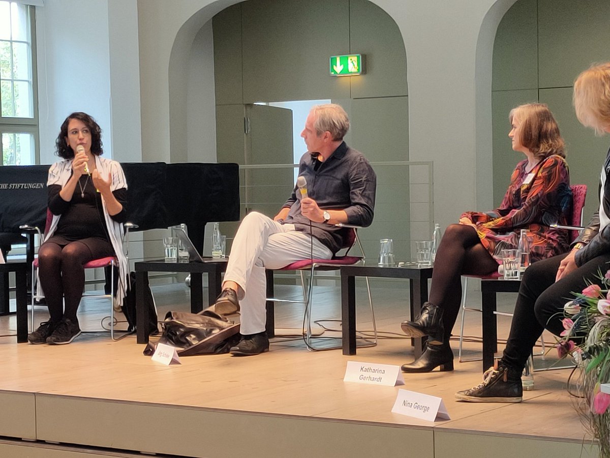 vfll_lektorat's tweet photo. „Ach, so ist das!-“ oder „So ist es!“-#Bücher: Was wird nachgefragt in der Buchhandlung @kohsie_halle? Beides! Auf der Suche nach Neuem bzw. nach #Identität und #Verbundenheit #FFL22 #Diversity https://t.co/xc7NCt4Tmy