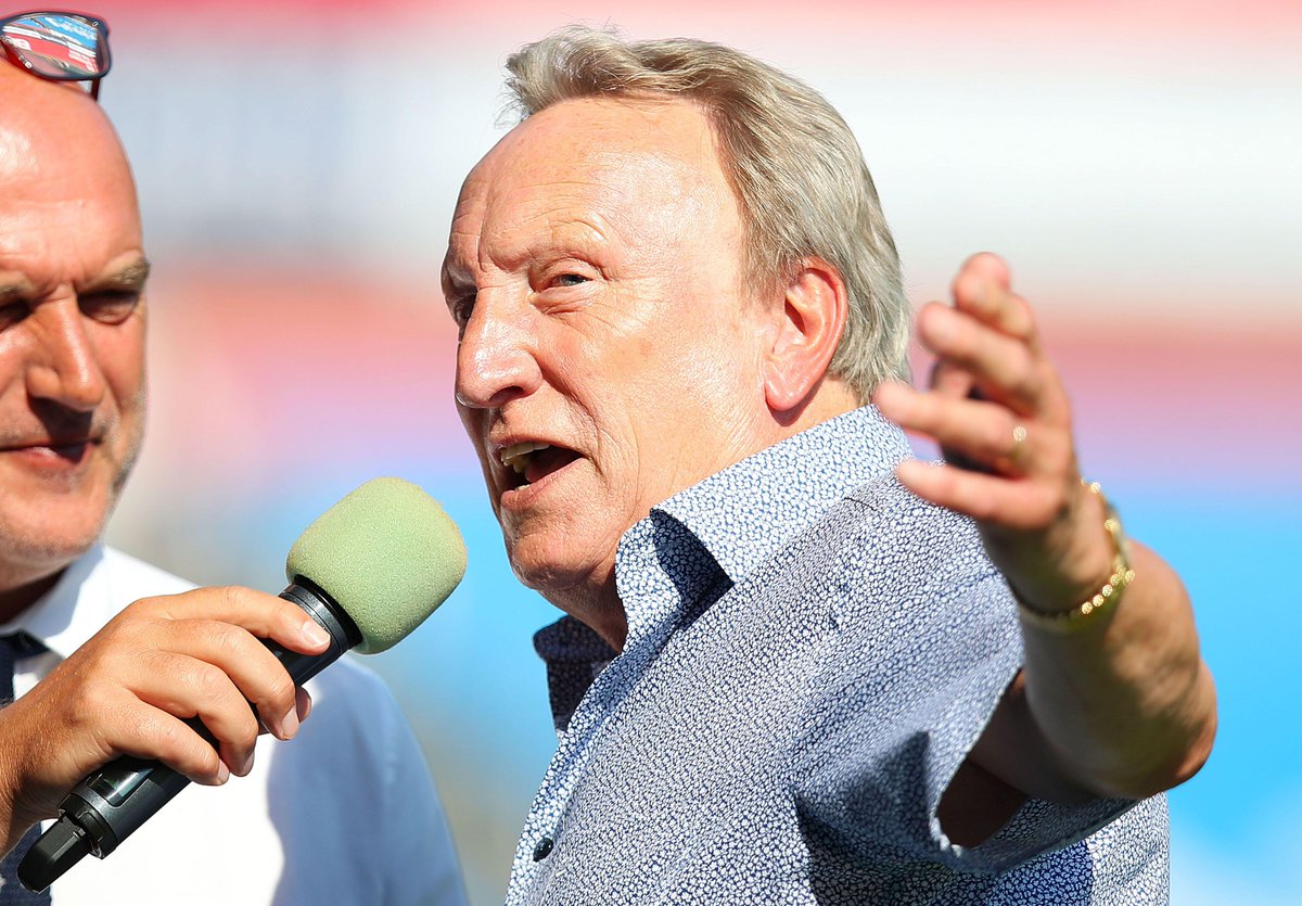 Paul Peschisolido on Neil Warnock taking the Sheffield Utd players bowling: "He convinced us all to put £10 in a pot, winner takes all. We agreed for some fun, then he pulled out his own bowling shoes and custom ball, shot 250 and took all our money." 😂