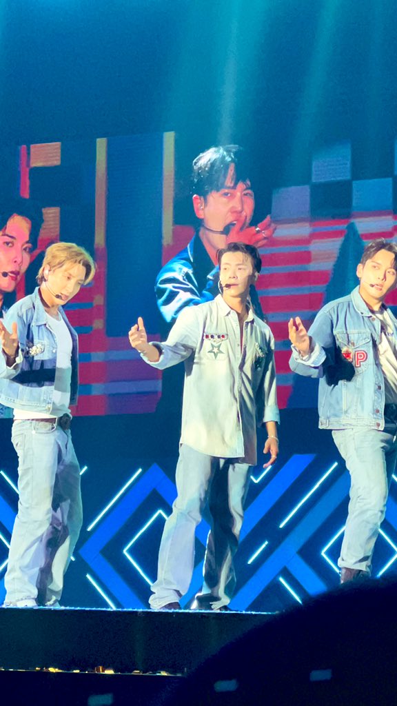 Astaga Donghae deket bgt tolong #SS9inJKT <a href="/donghae861015/">Super Junior 이동해</a> ini lg hamil langsung elus perut 😍