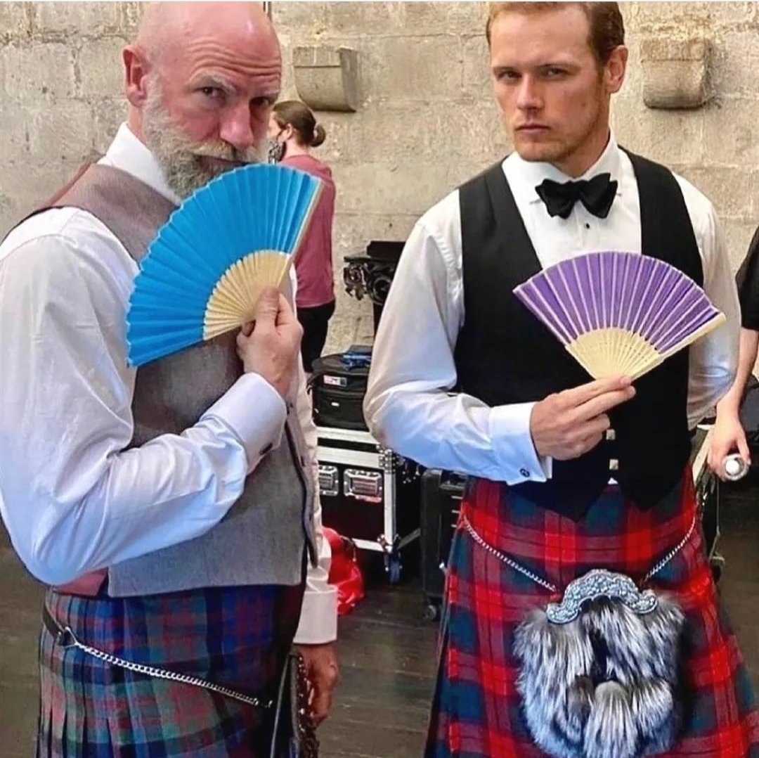 AleBella58's tweet photo. So cute!!!! 🤭 Have a great weekend, @SamHeughan  and @grahammctavish ...and everyone!!! OMG!! ...those looks .... 🙏🔥
#hotscotts #amazingmen #SamHeughan https://t.co/JE91BYg0hV