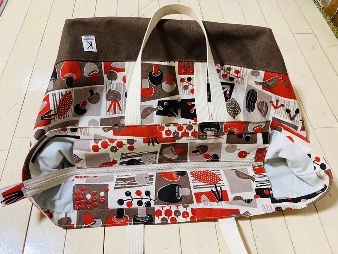 今日はまた新しいエコバッグ作ってたんだけど、何か今日妙に調子悪くて何度もミス連発してミシンも真っ直ぐ進まなくてガタついてしまったし、出来がガッカリな感じです。そして異様にデカいバッグが出来てしまった。前作ったものより1.5倍くらいかな?ファスナーとポケットがちゃんとついてます。 