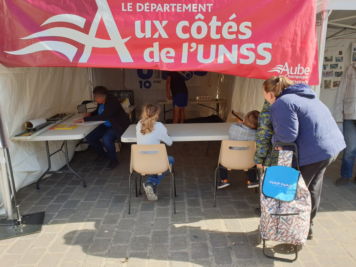 unssaube's tweet photo. L'unss aube présente à l'open handisport organisé par nos amis du comité départemental handisport et son président Pierre Soyer. 
#partageonsplusquedusport 
@unssaube @AubeDepartement https://t.co/KFr6conl54