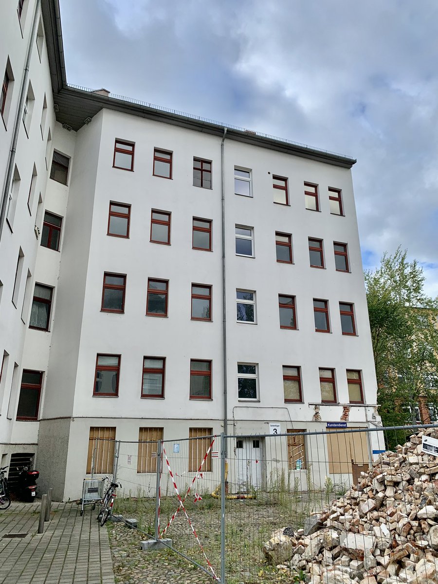ostfunk030's tweet photo. Gestern wieder Solidarität mit den von #Abriss bedrohten Menschen &amp; Bewohnerinnen Fennstrasse 33, 34 und Tegeler Straße 1-7  und damit das auch ganz klar ist: 
#MettmannKiezBleibt ✊🏾🏘️✊🏾❗️denn Abriss war Gestern schon 💩❗️#KeinAbrissMehr #KeinHausWeniger #WeilEinZuhauseMehrIst https://t.co/Q9hOZSdFnu