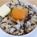 簡単でうまい!「塩こんぶと大葉のバター卵かけご飯」。