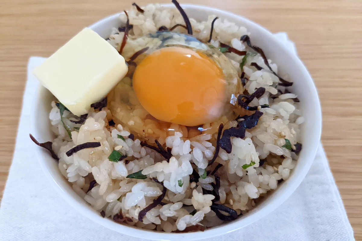 簡単でうまい！「塩こんぶと大葉のバター卵かけご飯」。