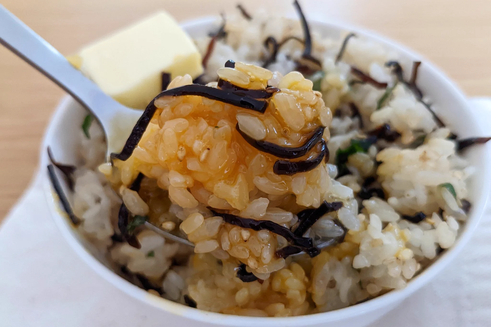 簡単でうまい！「塩こんぶと大葉のバター卵かけご飯」。