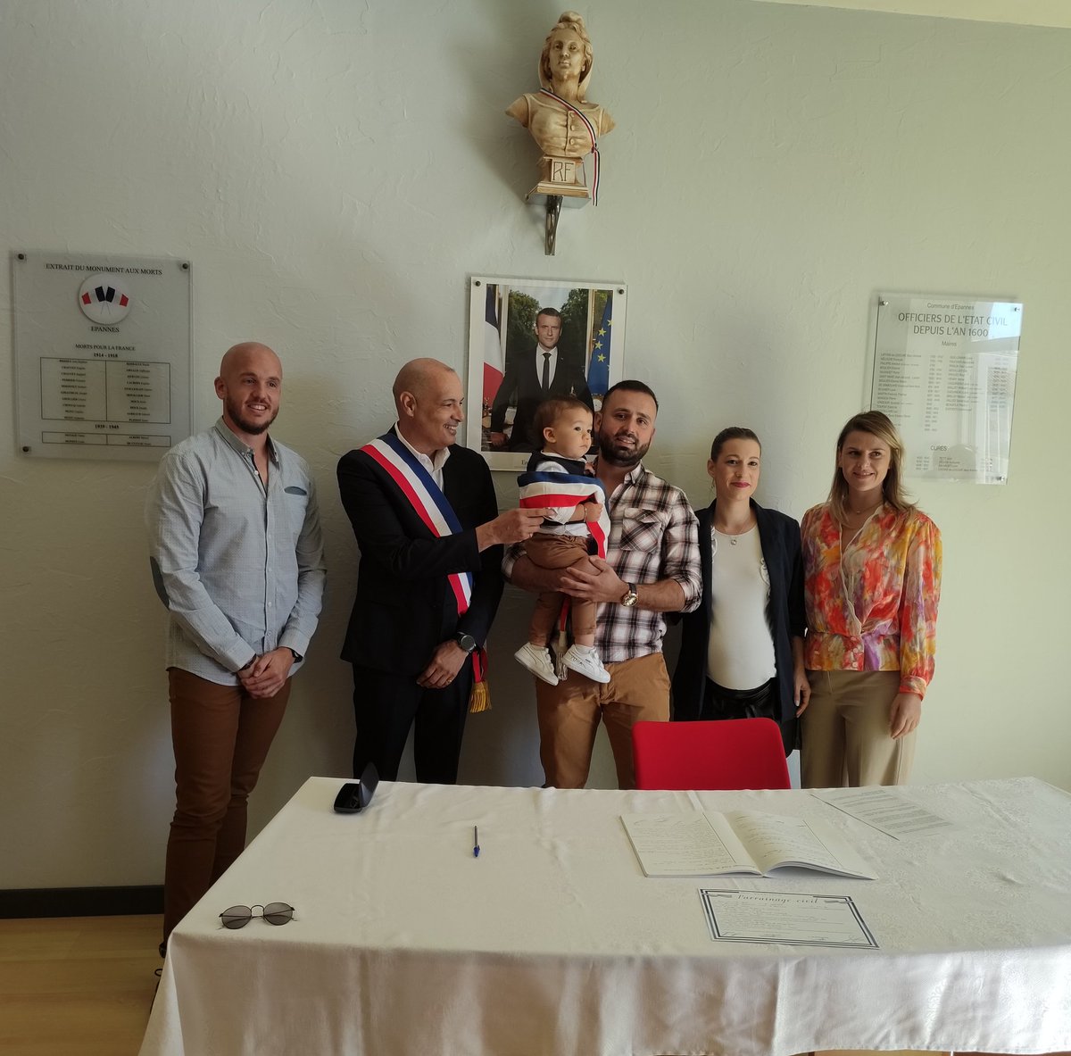 ExpositoEmmanu1's tweet photo. Le 17/09/2022 a été célébré à la #Mairie d’#Epannes le #baptême #Républicain de Marceau. Un symbole d'éducation selon nos valeurs républicaines.  Nous souhaitons à Marceau, une belle enfance et nos vœux de réussite.
#MaraisPoitevin 
#DeuxSevres https://t.co/YNnPFcvgR0