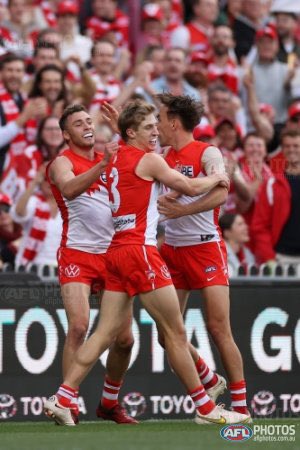donna_stephens_'s tweet photo. GO SWANNIES!!! OFF TO THE BIG DANCE 🥰 @sydneyswans #aflfgrandfinal2022 https://t.co/5fI11WguGE