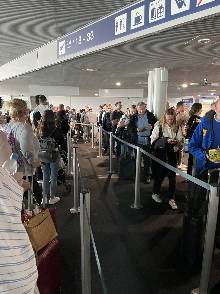 JackFrauc's tweet photo. @euroairportcom we are going to miss our flights!!!!!!! https://t.co/kU1C5IGQ3M