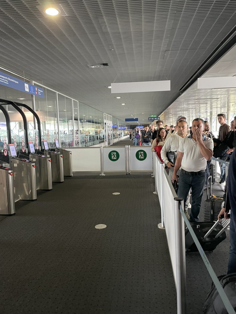 JackFrauc's tweet photo. @euroairportcom we are going to miss our flights!!!!!!! https://t.co/kU1C5IGQ3M
