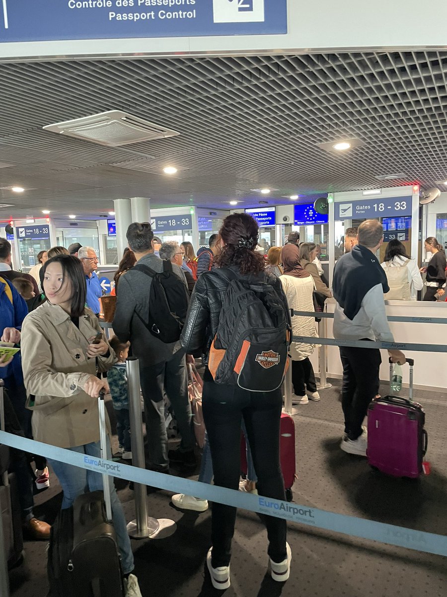 JackFrauc's tweet photo. @euroairportcom we are going to miss our flights!!!!!!! https://t.co/kU1C5IGQ3M