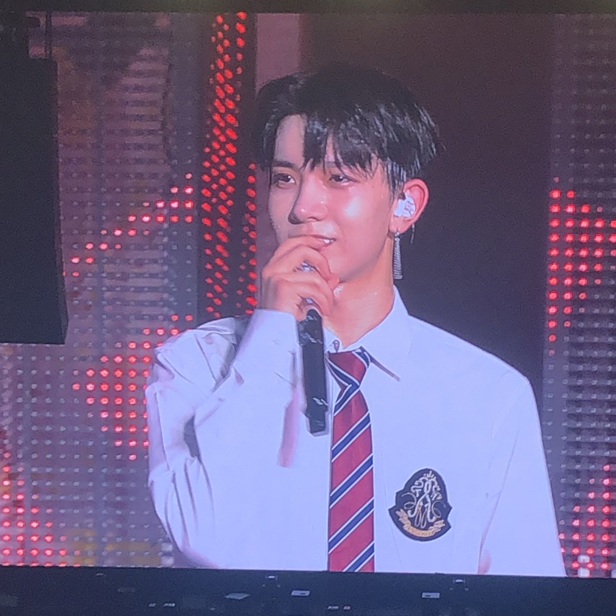 PR0DHEE's tweet photo. heeseung in uniform 🥹 https://t.co/djXV1iyWxE