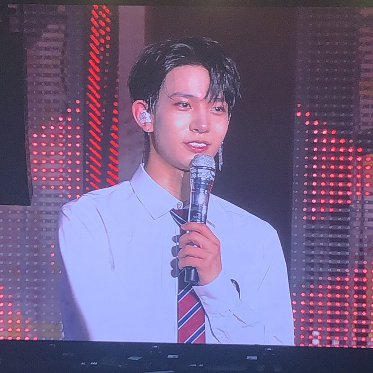 PR0DHEE's tweet photo. heeseung in uniform 🥹 https://t.co/djXV1iyWxE