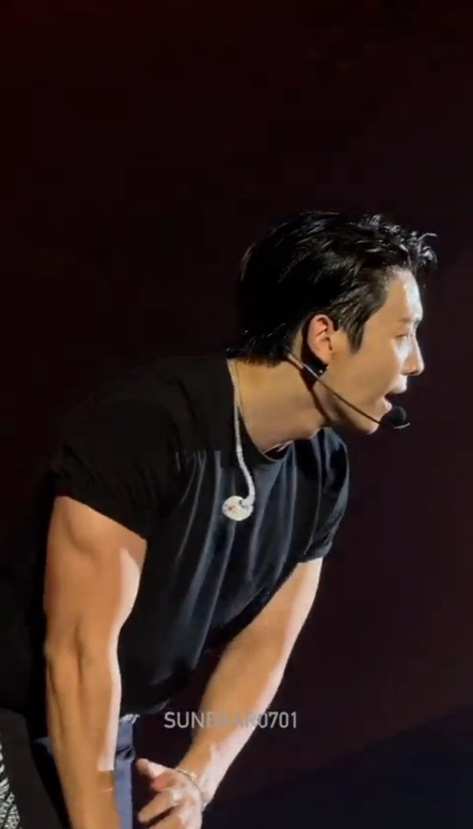 vousmeyzx's tweet photo. Pengen megang bisepnya donghae 😭 #SS9inJKT #SUPERJUNIOR https://t.co/MmgoItqzmE