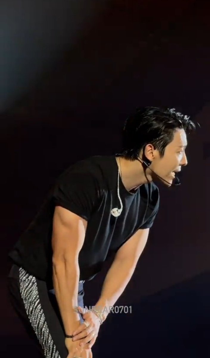 vousmeyzx's tweet photo. Pengen megang bisepnya donghae 😭 #SS9inJKT #SUPERJUNIOR https://t.co/MmgoItqzmE