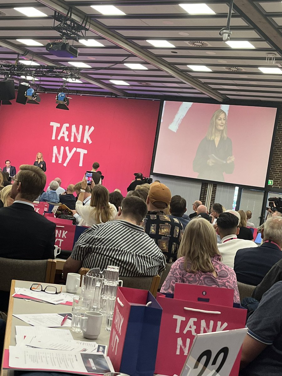 LotteRod's tweet image. Dansk politik har brug for et nyt hold, med både røde og blå, som vil løse klimakrisen, trivselskrisen og velfærdslistens ❤️💙 - @sofiecn 

#dkpol #bhvchat #skolechat #rvlm22