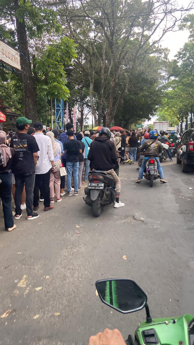 PRFMnews's tweet photo. 16.45 : Antrian masuk penonton Playlist Live Festival 2.0 di Laswi City Heritage masih mengular ke Jalan Sukabumi dan Jalan Laswi.
π· : Kinanti Putri, PRFM News
#PRFMNews #PRFMNewsChannel #PRFMNewsUpdate #CitizenReportPRFM https://t.co/vqDTWPRPWO