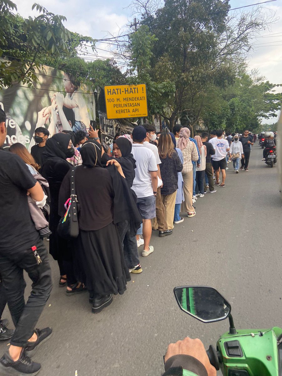 PRFMnews's tweet photo. 16.45 : Antrian masuk penonton Playlist Live Festival 2.0 di Laswi City Heritage masih mengular ke Jalan Sukabumi dan Jalan Laswi.
π· : Kinanti Putri, PRFM News
#PRFMNews #PRFMNewsChannel #PRFMNewsUpdate #CitizenReportPRFM https://t.co/vqDTWPRPWO