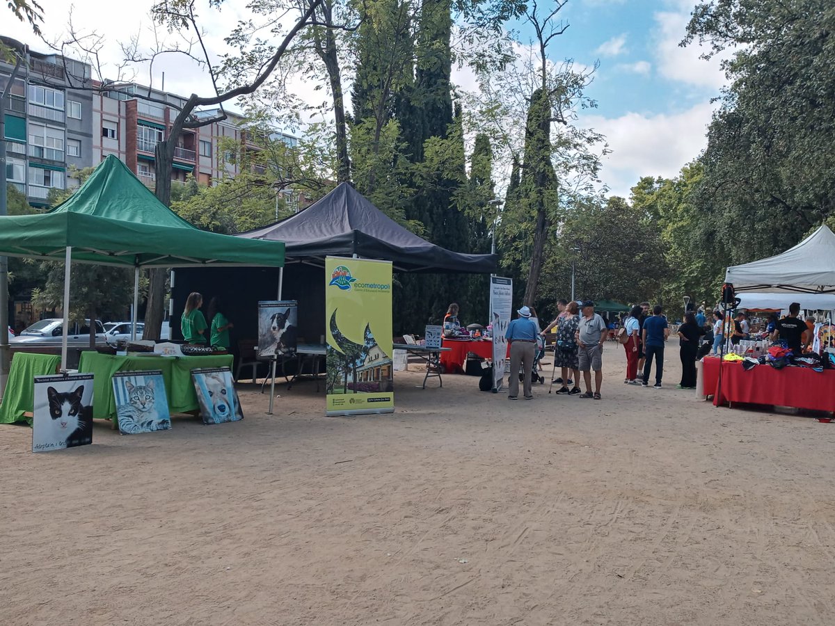 scgramenet's tweet photo. Fins a les 20 h el Parc d'Europa acull aquest dissabte la Fira de @veuanimal amb paradetes, tallers, espectacles, vermut musical, paella vegana, ioga, xerrades i desfilada de gossos, entre altres https://t.co/5eyBUANmHl