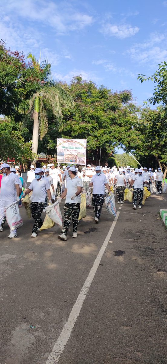 SwachhBharatGov's tweet photo. Team Swachh Vishakha Warriors of @GVMC_VISAKHA are spending the day battling against garbage! The youth team from the coastal city of Vizag are carrying out various cleanup drives, road shows, &amp; cultural events as part of #IndianSwachhataLeague. Go team!

#SwachhAmritMahotsav https://t.co/Oh57kzTzRj