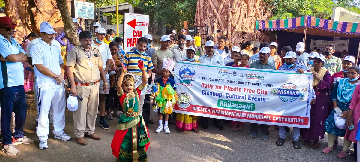 SwachhBharatGov's tweet photo. Team Swachh Vishakha Warriors of @GVMC_VISAKHA are spending the day battling against garbage! The youth team from the coastal city of Vizag are carrying out various cleanup drives, road shows, &amp; cultural events as part of #IndianSwachhataLeague. Go team!

#SwachhAmritMahotsav https://t.co/Oh57kzTzRj