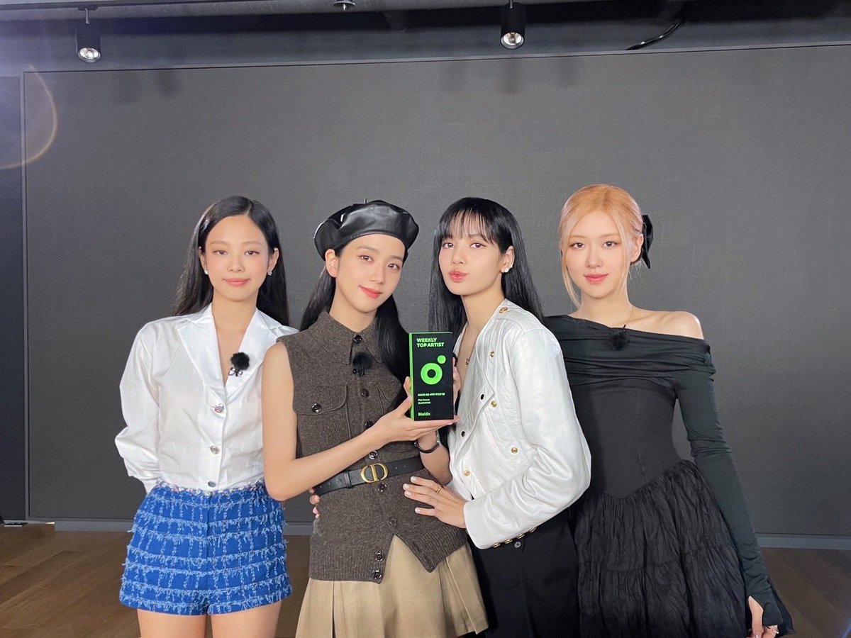 KIIMJENNlE's tweet photo. Melon's generosity and Blinks' hard work are gathered, merged, and transformed into one moment we will never forget. We were overjoyed when we earned this Weekly Popularity Award Trophy from Melon for winning the fourth week of August and the first week of September. Thank you! https://t.co/5BTRUF16hh