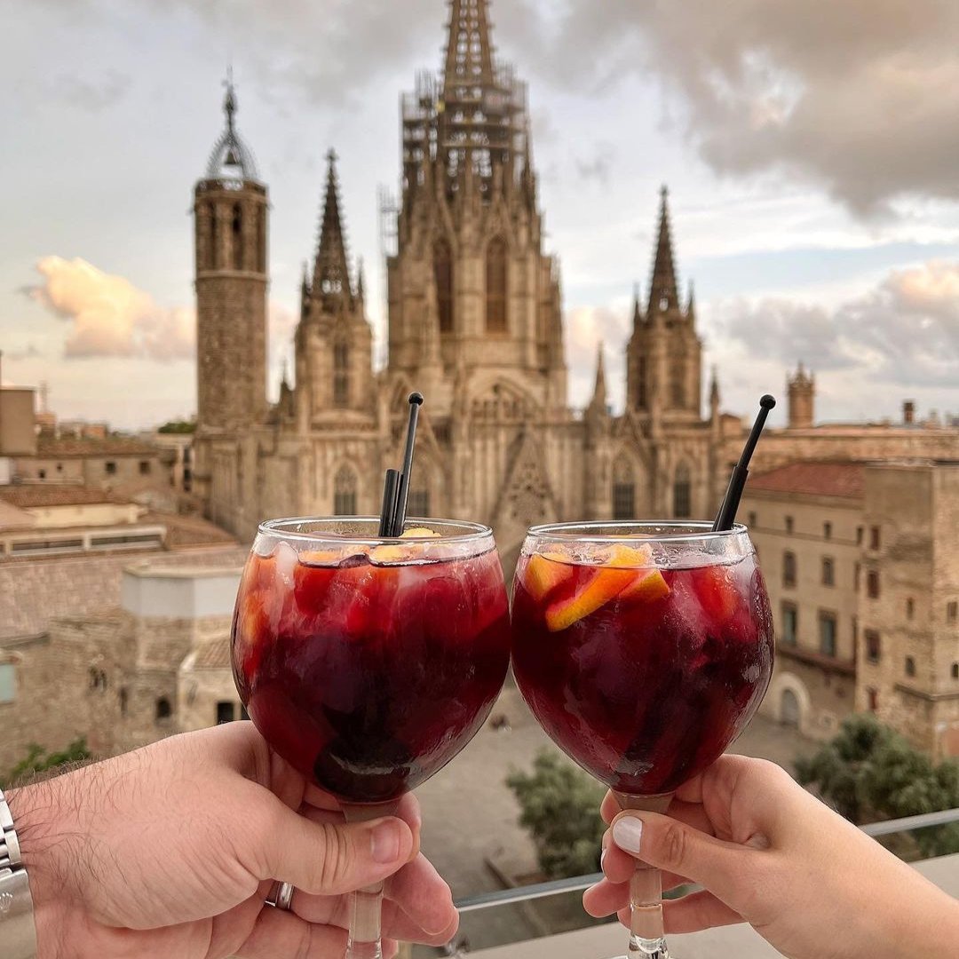 ¡Que levante la mano quien se tomaría una sangría después de recorrer las calles de #Barcelona! 🙋