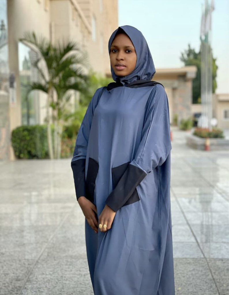 Chinese man K!lled a Kano girl Ummita. Where he stabbed and slits her throat to death in Kano for rejecting his love.

A little misunderstanding, he called her repeatedly and she didnt pick, went to their home, bang at their door repeatedly, her mom got furious and decided to 1/2