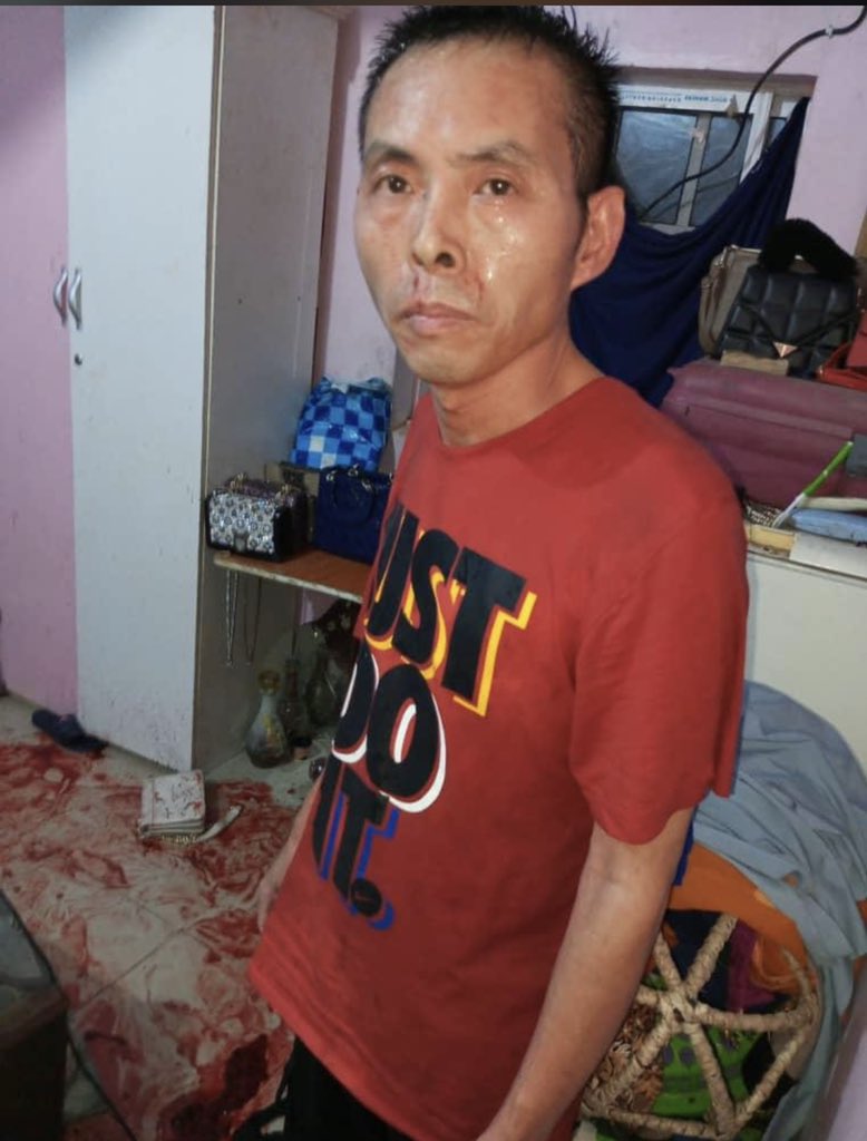 ArewaTwiter's tweet photo. Chinese man K!lled a Kano girl Ummita. Where he stabbed and slits her throat to death in Kano for rejecting his love.

A little misunderstanding, he called her repeatedly and she didnt pick, went to their home, bang at their door repeatedly, her mom got furious and decided to 1/2 https://t.co/qNMM2fVp1c