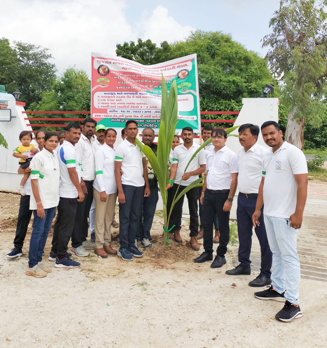 RathwaRatansin1's tweet photo. છોટાઉદેપુર જિલ્લા ના વનરક્ષક/વનપાલ કર્મચારી ઓ દ્વારા પોતાની પડતર માંગણીઓ ને લય આદરણીય પ્રધાનમંત્રી શ્રી ના ૭૨ માં જન્મ દિવસે ૭૨ વૃક્ષો વાવી ગ્રીન પટ્ટી ધારણ કરી અનોખો વિરોધ કર્યો..
#2800gradepay_forestguard 
#4200gradepay_forester
@PMOIndia 
@narendramodi 
@Bhupendrapbjp https://t.co/pEYeFLKxOt