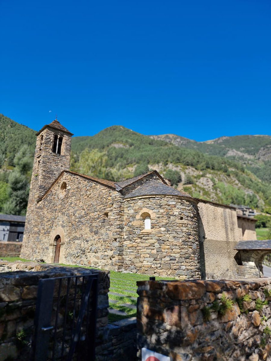 Andorra_Parlapp's tweet image. 🟠 Ara ens aturem a Sant Martí de la Cortinada, on la placa #parlapp explica en 4 idiomes, llengua de signes, àudio i subtitulació la història d’aquesta església 

🧡 Estem #inlove amb #Ordino 

#AndorraInclusiva #ElCodiPerfecte