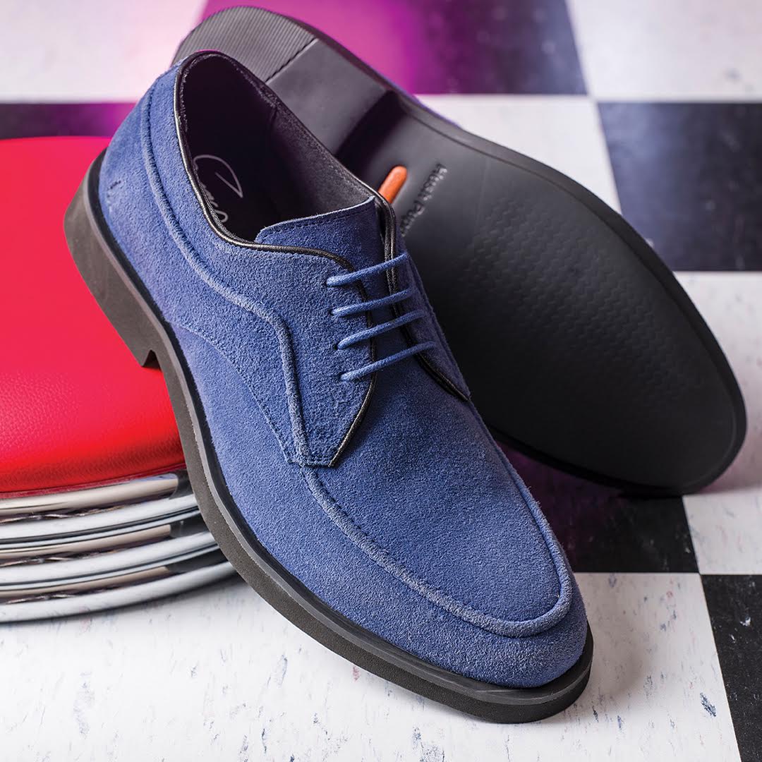 BATA_India's tweet photo. You can do anything but lay off of my blue suede shoes. - Elvis’ love for his blue suede shoes is undeniable. Now it’s your turn to show your love for Hush Puppies® X Elvis Presley™ collection. Available exclusively on Amazon.
#HushPuppies #ElvisPresley #ElvisCollection https://t.co/HxAh5JNTET