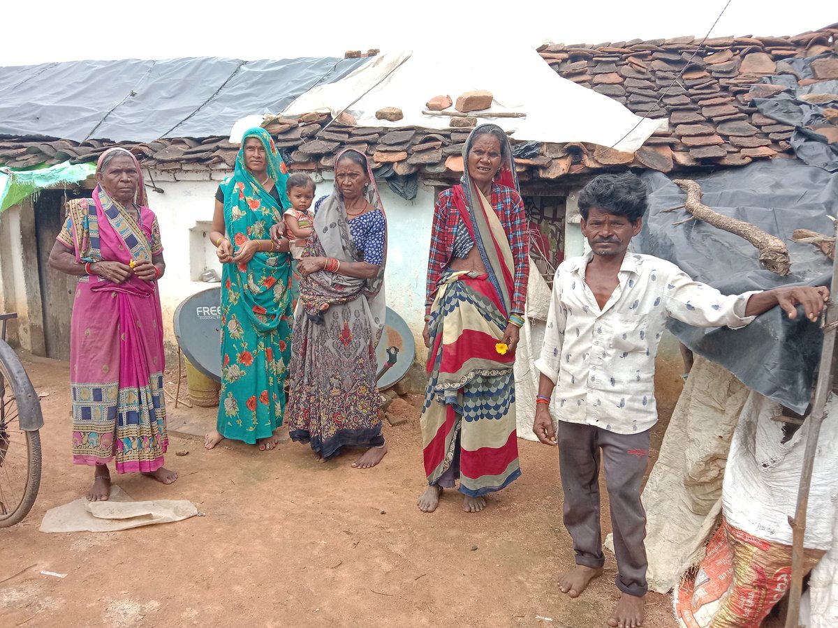 KlReena's tweet photo. @KhabarLahariya सरकार द्वारा वादा किया गया था कि कच्चे घरों में रहने वालों को पक्का मकान दिया जाएगा लेकिन टीकमगढ़ जिले की कर मासन घाट के आदिवासी बस्ती में आज भी ग्रामीण आवास की आस लगाए बैठे और पानी डालने के लिए मजबूर हैं लेकिन फिर भी उन्हें आवास योजना का लाभ नहीं मिल पा रहा है https://t.co/njmZikplNO