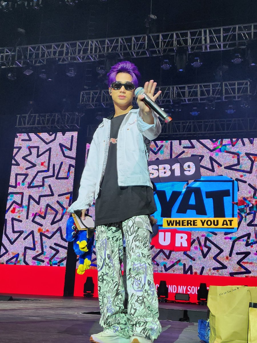 vampirejcs's tweet photo. he's holding huggy waggy😭😭

@SB19Official #SB19       
#WYATKickoffConcert https://t.co/HENJbd30EW