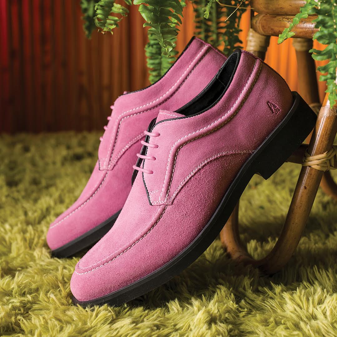 BATA_India's tweet photo. He rock ‘n’ rolled into our hearts. Made us swoon over his tunes and moves. Now, celebrate his legacy with shoes you can’t help falling in love with - Hush Puppies® X Elvis Presley™ collection. Available exclusively on Amazon.
#HushPuppies #ElvisPresley #ElvisCollection https://t.co/zyGk1hgo7V
