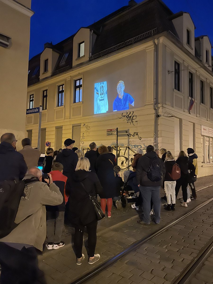 Wir haben gestern mit grandiosen Jugendlichen von der Otto Tschirch-Oberschule Brandenburg &amp; Stadtbevölkerung „An die Wand gespielt“. Es war wie ein gutes Fußballspiel: Hab tolle neue Leute kennengelernt, wieder was gelernt, gelacht, gezittert &amp; war am Ende schön durchnässt 😬⚽️