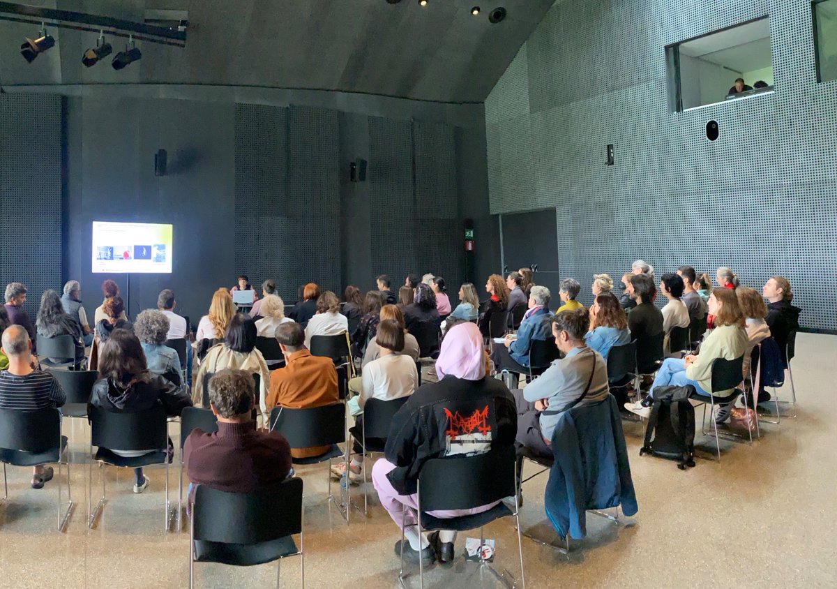 antoninoycinia's tweet photo. Día 2 dentro de #PosibilidadesDeEscucha.
 
Tras la sesión de ayer con Haizea Barcenilla, Susana Cámara Leret (@thoughtcollide) y Derek V. Bulcke y Carmen Muñoz en #Musac, seguimos hoy en #FCAYC con Natalia Piñuel, Laura Tabarés y Laia Struch

#Sonido #Escucha #Sound #Listening https://t.co/vfRwu2i3hw