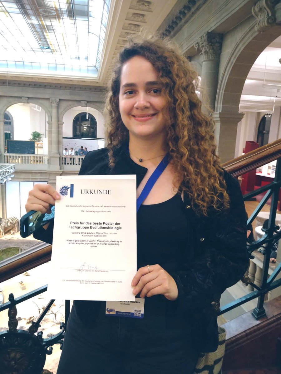 Congratulations 🥳🎊 to <a href="/OrtizMovliavC/">Carolina Ortiz-Movliav</a> for the best poster prize in the evo bio section at the #dzg22 <a href="/ZoolSocietyGer/">DZG</a> in Bonn.